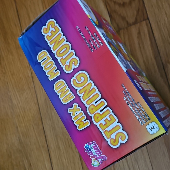 Mix and mold colorful stepping stones kit, New in box! - Picture 2 of 5